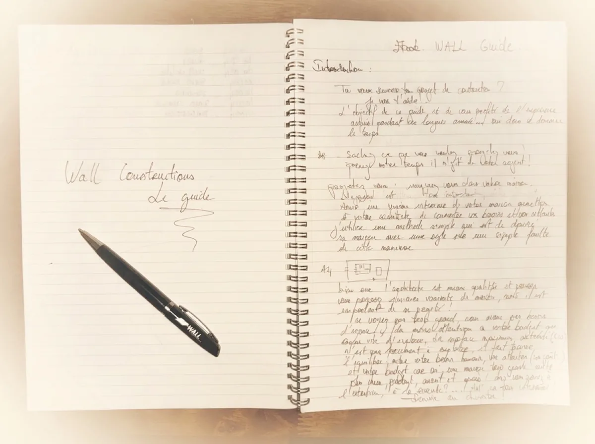 Le guide WALL écrit à la main dans son carnet — pas une IA